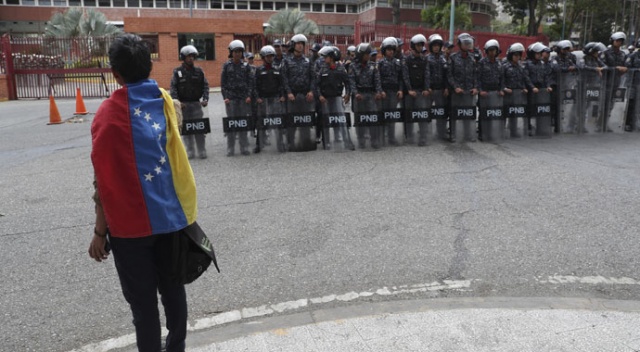 Guaido&#039;nun &#039;sokağa çıkın&#039; çağrısı cevapsız kaldı