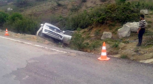 Hafif ticari araç şarampole yuvarlandı: 1 ölü Hafif ticari araç şarampole yuvarlandı: 1 ölü