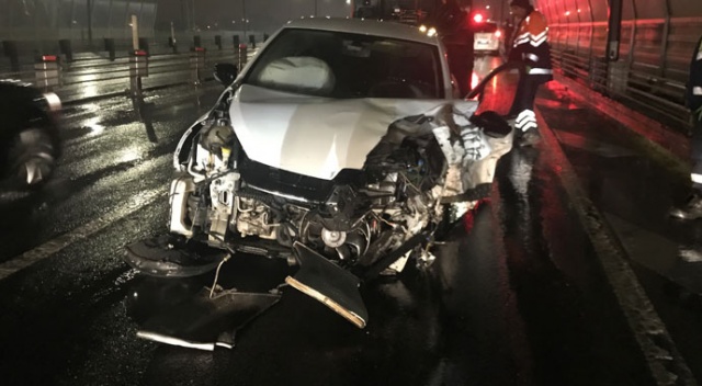 Haliç Köprüsü'nde otomobil bariyerlere çarptı Haliç Köprüsü'nde otomobil bariyerlere çarptı