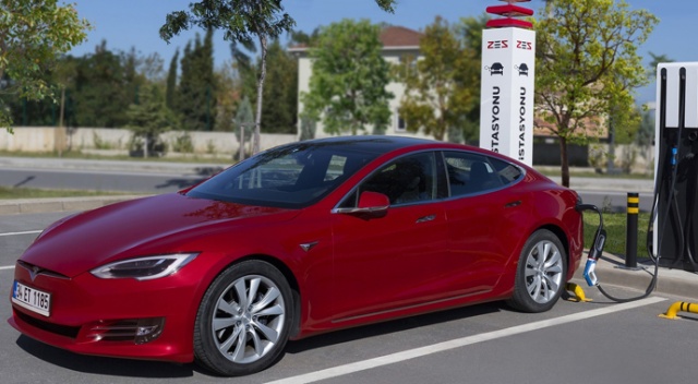 Hibrit ve elektrikli otomobiller trafikte yoğunlaşıyor Hibrit ve elektrikli otomobiller trafikte yoğunlaşıyor
