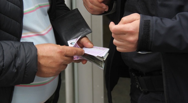 İçinde 35 bin 673 lira olan cüzdanı bulup polise teslim etti İçinde 35 bin 673 lira olan cüzdanı bulup polise teslim etti