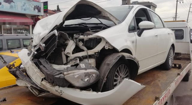 İki otomobil kafa kafaya çarpıştı: 2 yaralı İki otomobil kafa kafaya çarpıştı: 2 yaralı