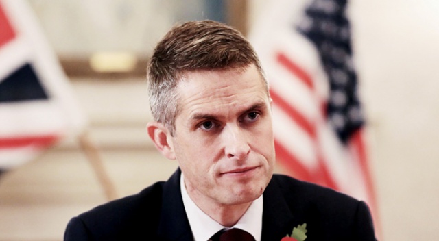 İngiltere Savunma Bakanı Gavin Williamson görevinden alındı İngiltere Savunma Bakanı Gavin Williamson görevinden alındı