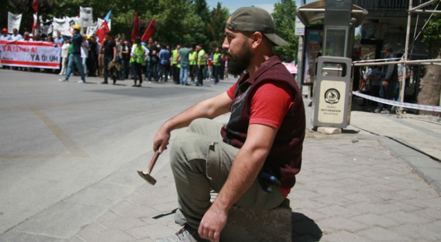 İnşaat işçisinin 1 Mayıs mesaisi miting yapanları elindeki çekiç ile izlemek oldu İnşaat işçisinin 1 Mayıs mesaisi miting yapanları elindeki çekiç ile izlemek oldu