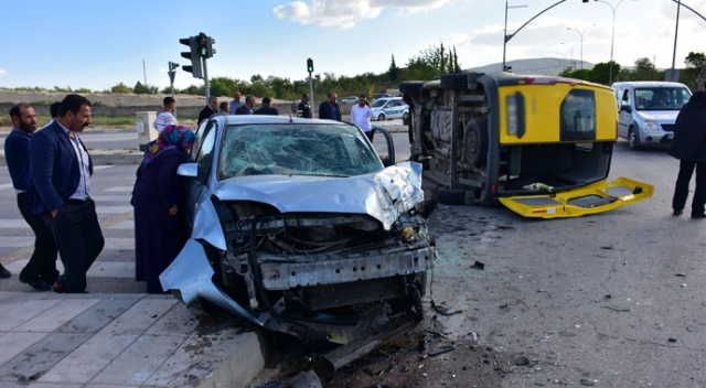 İşçi servisi ile otomobil çarpıştı: 14 yaralı