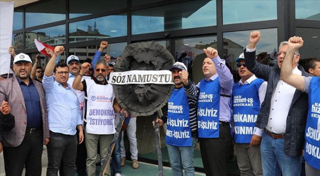 İşçiler Bolu Belediyesi önüne siyah çelenk bıraktı