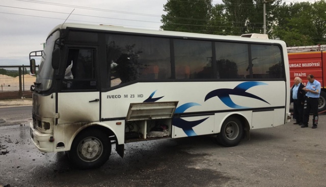 İşçileri taşıyan minibüs seyir halindeyken yandı İşçileri taşıyan minibüs seyir halindeyken yandı