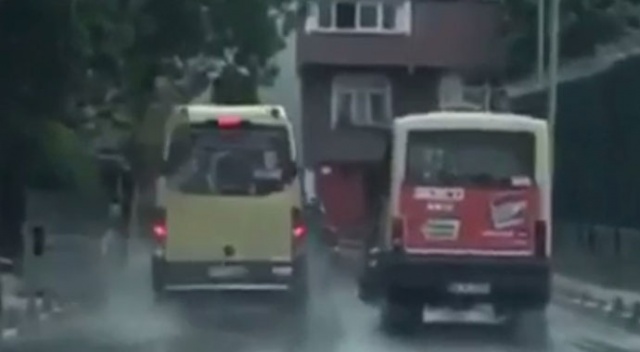İstanbul’da minibüs şoförlerinin yarışı kamerada İstanbul’da minibüs şoförlerinin yarışı kamerada