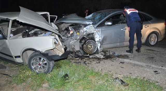 İzmir&#039;de kamyon ile otomobil çarpıştı: 4 yaralı