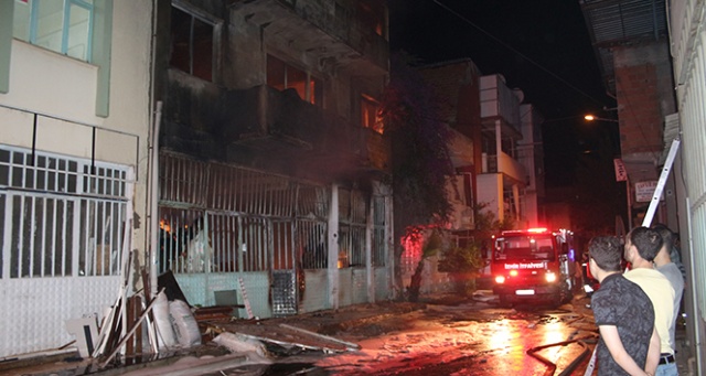 İzmir'de mobilya atölyesinde yangın İzmir'de mobilya atölyesinde yangın