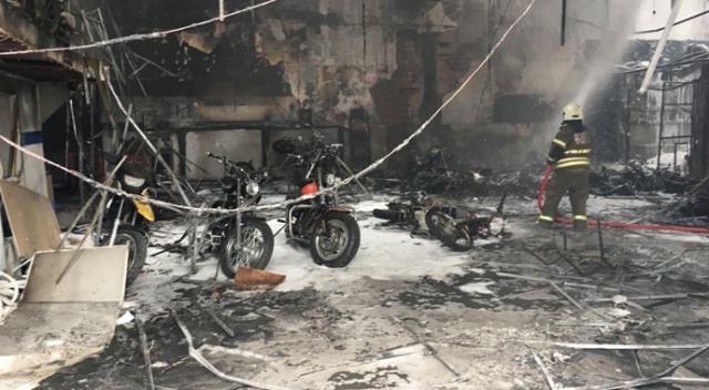 İzmir&#039;de yangın dehşeti: Motosikletler hurdaya döndü