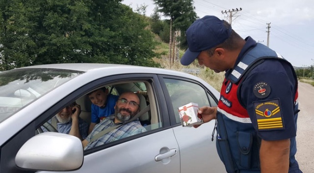 Jandarma trafik denetiminde kandil simidi dağıttı