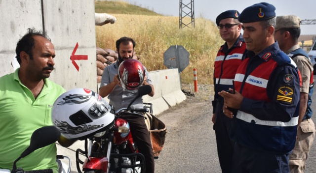 Jandarmadan ilginç uygulama! Ceza kesmek yerine kask dağıttılar