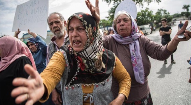Kadınlar "uyuşturucu satılıyor" diyerek yol kapattı Kadınlar "uyuşturucu satılıyor" diyerek yol kapattı
