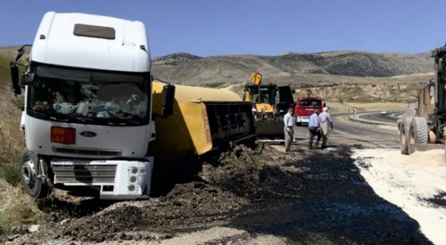 Kahta’da petrol tankeri devrildi: 1 yaralı