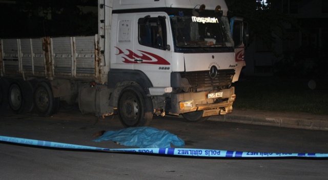 Kamyonun üstünden beton zemine düşerek öldü