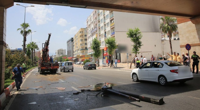 Kamyonun üzerindeki iş makinası üst geçide çarptı: 2 yaralı