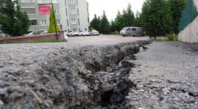 Karabük&#039;te iki sitenin bahçesinde çökme meydana geldi, yolda çatlaklar oluştu