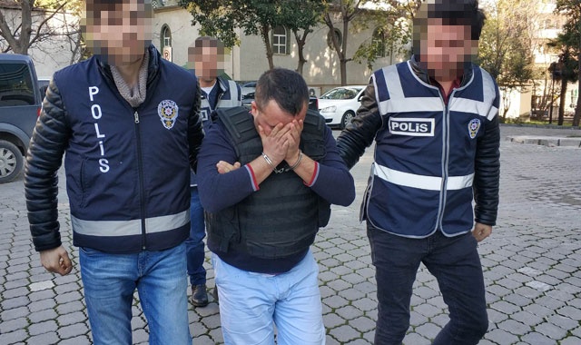 Karısını 25 yerinden bıçaklayıp öldüren koca: "Bir anlık sinirle oldu" Karısını 25 yerinden bıçaklayıp öldüren koca: "Bir anlık sinirle oldu"