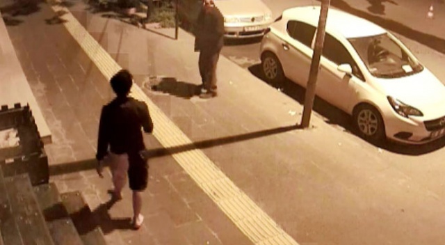 Köpeklerin saldırısından terliklerini çıkarıp koşarak kurtuldu Köpeklerin saldırısından terliklerini çıkarıp koşarak kurtuldu