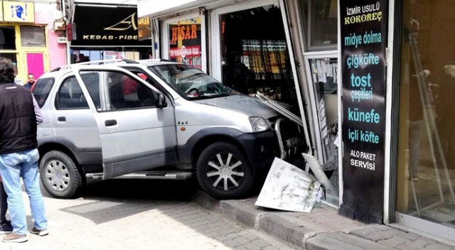 Kuyumcuya araç daldı