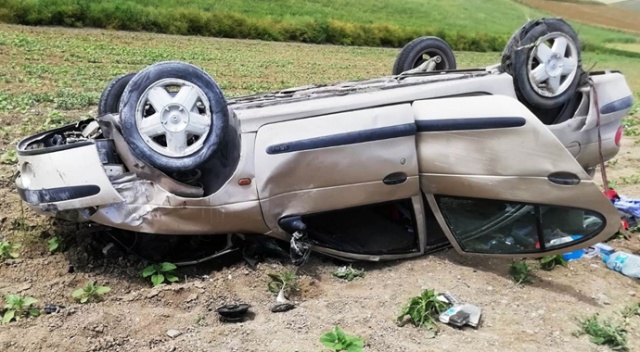 Lastiği patlayan otomobil devrildi: 1 ölü, 4 yaralı Lastiği patlayan otomobil devrildi: 1 ölü, 4 yaralı