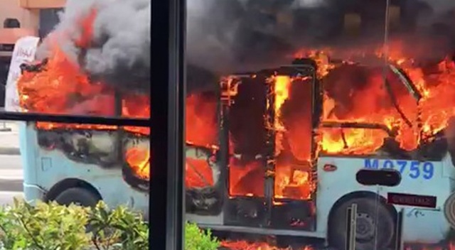 Maltepe'de minibüs alev alev yandı