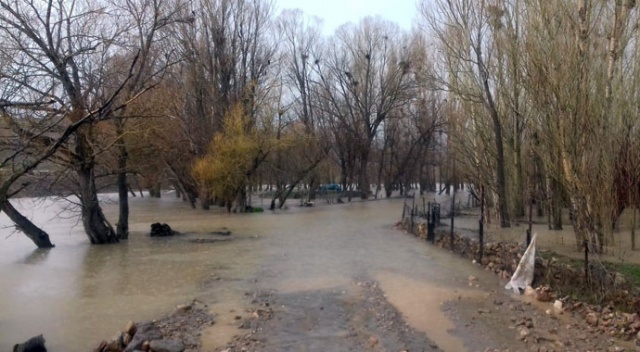 Meteoroloji uyarmıştı! Bingöl&#039;de kuvvetli yağış hayatı olumsuz etkiledi