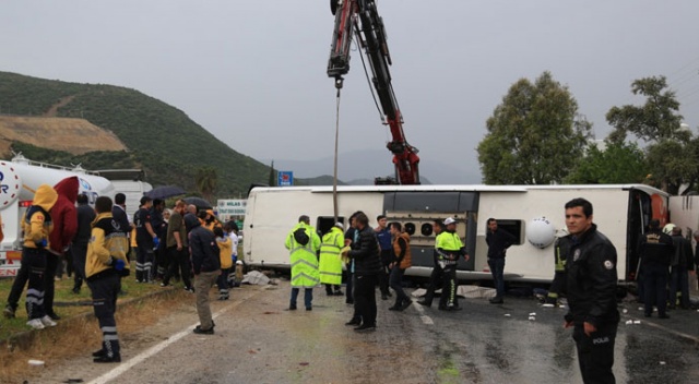 Milas'ta feci kaza: 2 ölü, 12 yaralı Milas'ta feci kaza: 2 ölü, 12 yaralı
