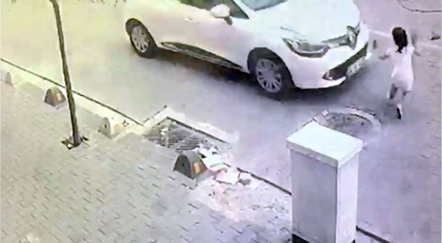 Minik kıza çarpan otomobil kızı metrelerce sürükledi Minik kıza çarpan otomobil kızı metrelerce sürükledi
