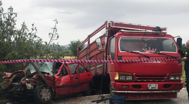 Muğla'da otomobil ile kamyonet çarpıştı: 1 ölü, 1 yaralı Muğla'da otomobil ile kamyonet çarpıştı: 1 ölü, 1 yaralı