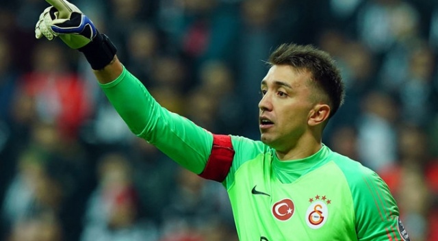Muslera ile Selçuk İnan Beşiktaş derbisi kaçırmadı Muslera ile Selçuk İnan Beşiktaş derbisi kaçırmadı