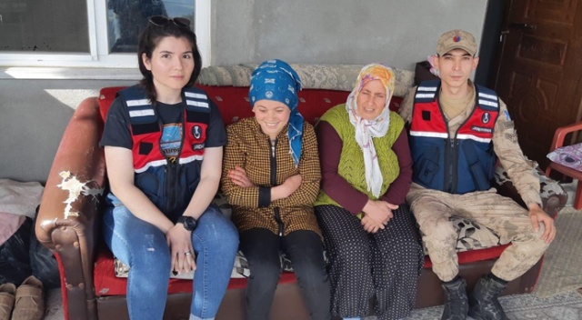 Ormanlık alanda kaybolan kadını jandarma buldu Ormanlık alanda kaybolan kadını jandarma buldu