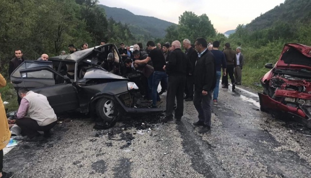 Otomobiller kafa kafaya çarpıştı: 1 ölü, 4 yaralı Otomobiller kafa kafaya çarpıştı: 1 ölü, 4 yaralı