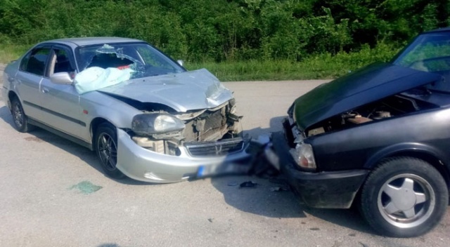 Otomobiller kafa kafaya çarpıştı: 3'ü çocuk 5 yaralı