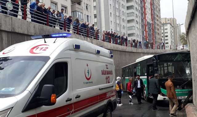 Özel halk otobüsü alt geçitte kaza yaptı: 8 Yaralı Özel halk otobüsü alt geçitte kaza yaptı: 8 Yaralı