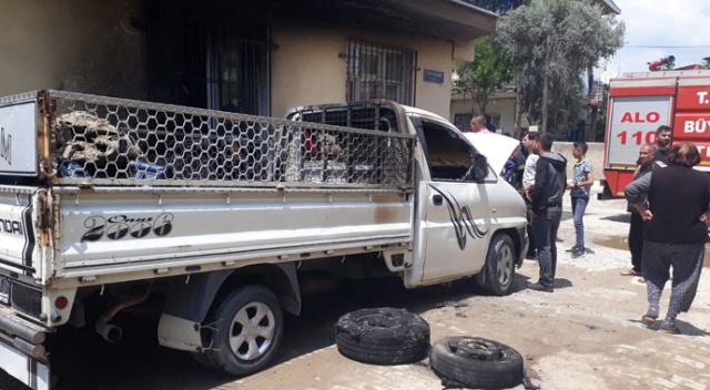 Park halindeki kamyonette başlayan yangın binaya sıçradı