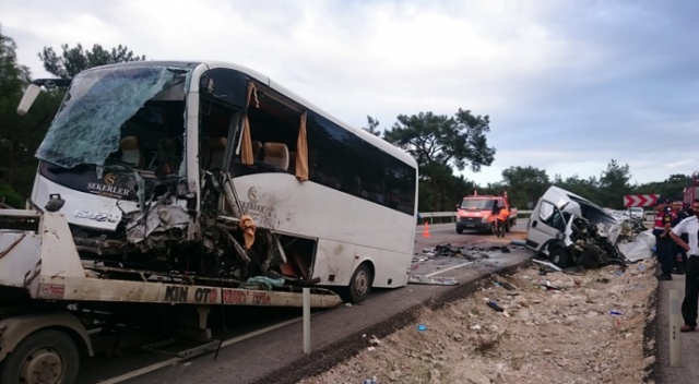Personel servisi ile tüp yüklü minibüs çarpıştı: 1 ölü, 15 yaralı