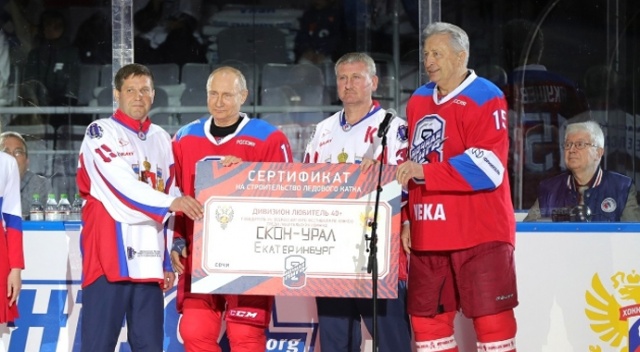 Putin, hokey maçında 10 gol birden attı