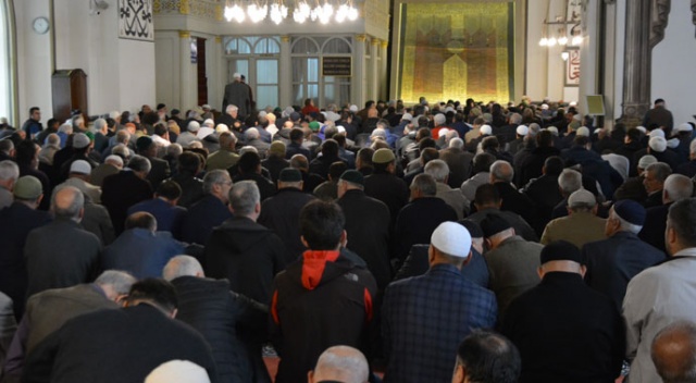 Ramazan&#039;ın ilk cuma namazında camiler doldu taştı