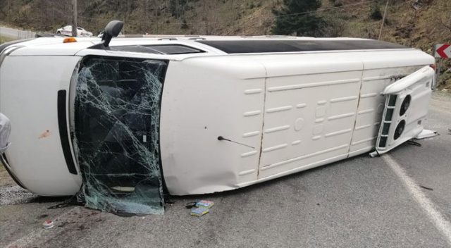 Rize&#039;de öğrencileri taşıyan gezi minibüsü devrildi: 17 öğrenci yaralı