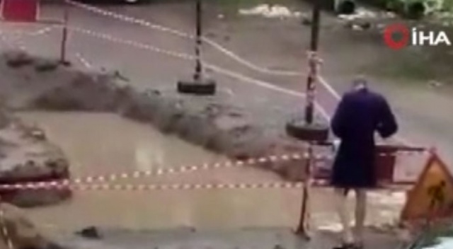 Rus gençten yaşadığı kentin belediyesine ilginç protesto