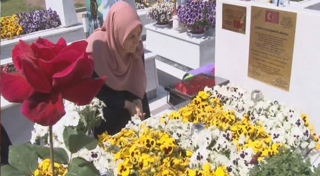 Şehit annesi oğlunun kabriyle karşı karşıya yaşıyor
