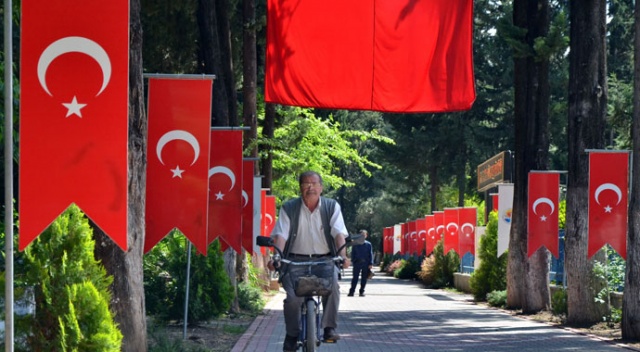 Şehit babası, hakarete uğramamak için otobüse değil bisiklete biniyor