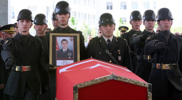 Şehit Yüzbaşı Özdemir, Ankara'da son yolculuğuna uğurlandı Şehit Yüzbaşı Özdemir, Ankara'da son yolculuğuna uğurlandı
