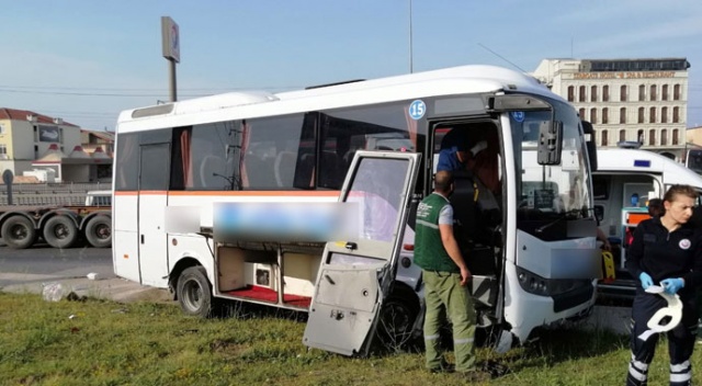 Servis midibüsü bariyerleri parçalayarak karşı şeride geçti: 1 yaralı