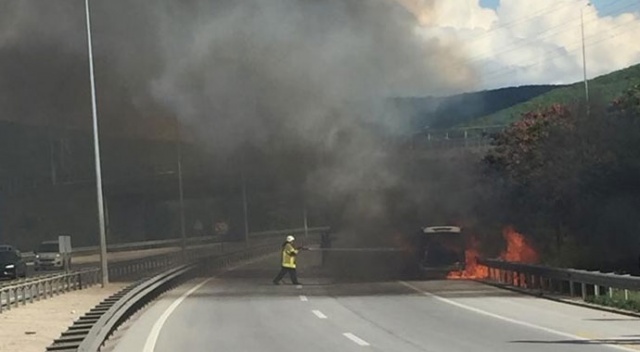 Seyir halindeki kamyonet alev alev yandı