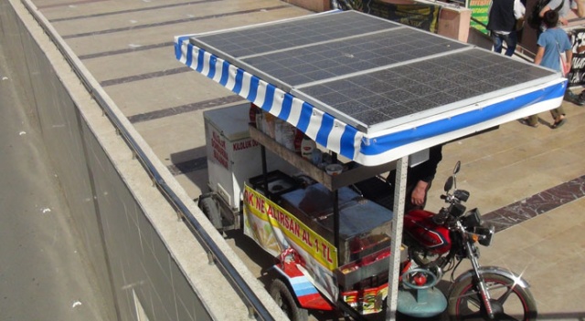 Seyyar tezgahına güneş enerjisi sistemi kurdu Seyyar tezgahına güneş enerjisi sistemi kurdu