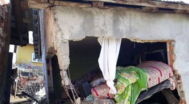 Sinop’ta iki katlı ev yıkıldı, 25 koyun telef oldu