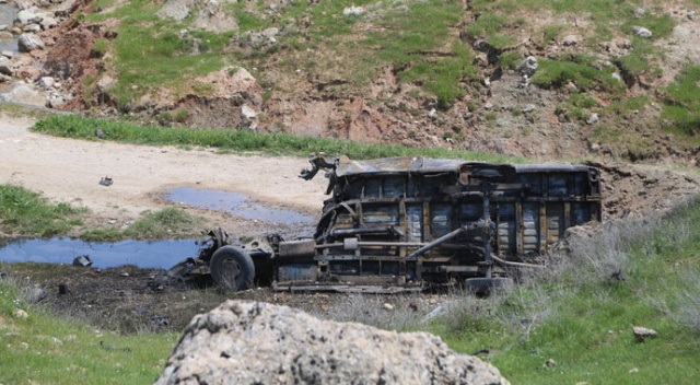 Şırnak'ta minibüsün geçişi sırasında patlama: 2 kişi hayatını kaybetti Şırnak'ta minibüsün geçişi sırasında patlama: 2 kişi hayatını kaybetti
